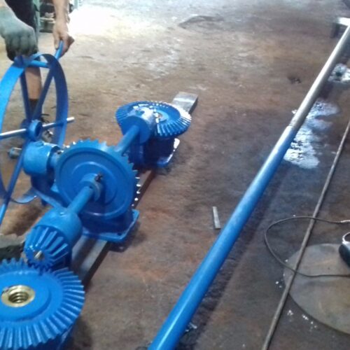 Dalam hal ini penggunaan mesin modern pada pintu air irigasi secara jelas mengurangi kebutuhan tenaga kerja manusia.