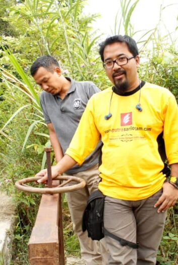 Dengan embersihkan endapan lumpur, sampah, dan serpihan lainnya yang menumpuk di sekitar pintu air mencegah penyumbatan struktur pintu. Dengan embersihkan endapan lumpur, sampah, dan serpihan lainnya yang menumpuk di sekitar pintu air mencegah penyumbatan struktur pintu.