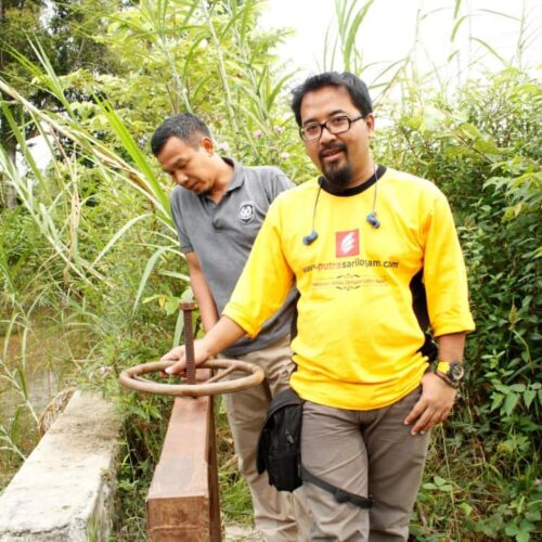 Dengan embersihkan endapan lumpur, sampah, dan serpihan lainnya yang menumpuk di sekitar pintu air mencegah penyumbatan struktur pintu.