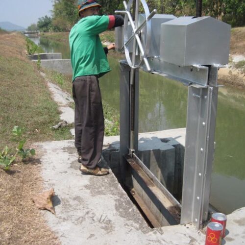 pengecatan pintu air - proyek pintu air