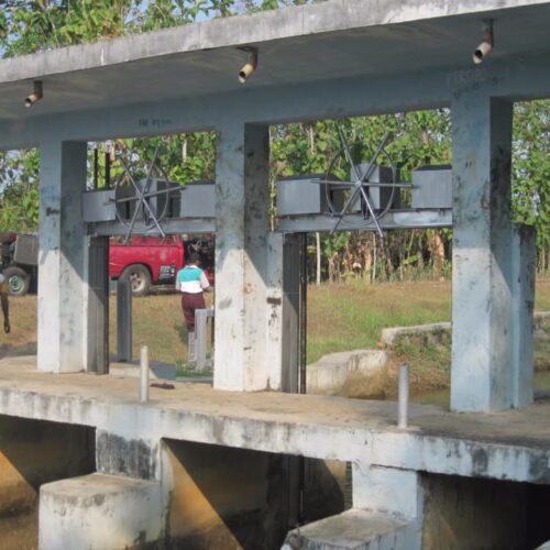 proyek pintu air dam berkualitas di Indonesia