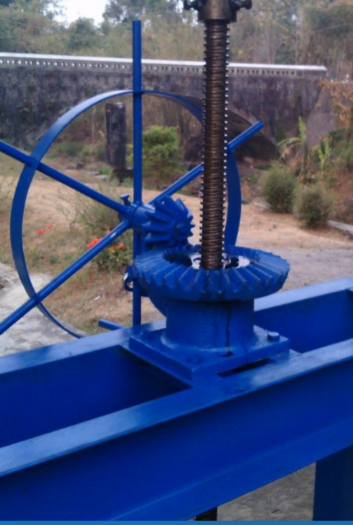 Salah satu penyebabnya yaitu, air yang bercampur dengan pelumas mengurangi efektivitas pelumasan dan mempercepat kerusakan komponen.