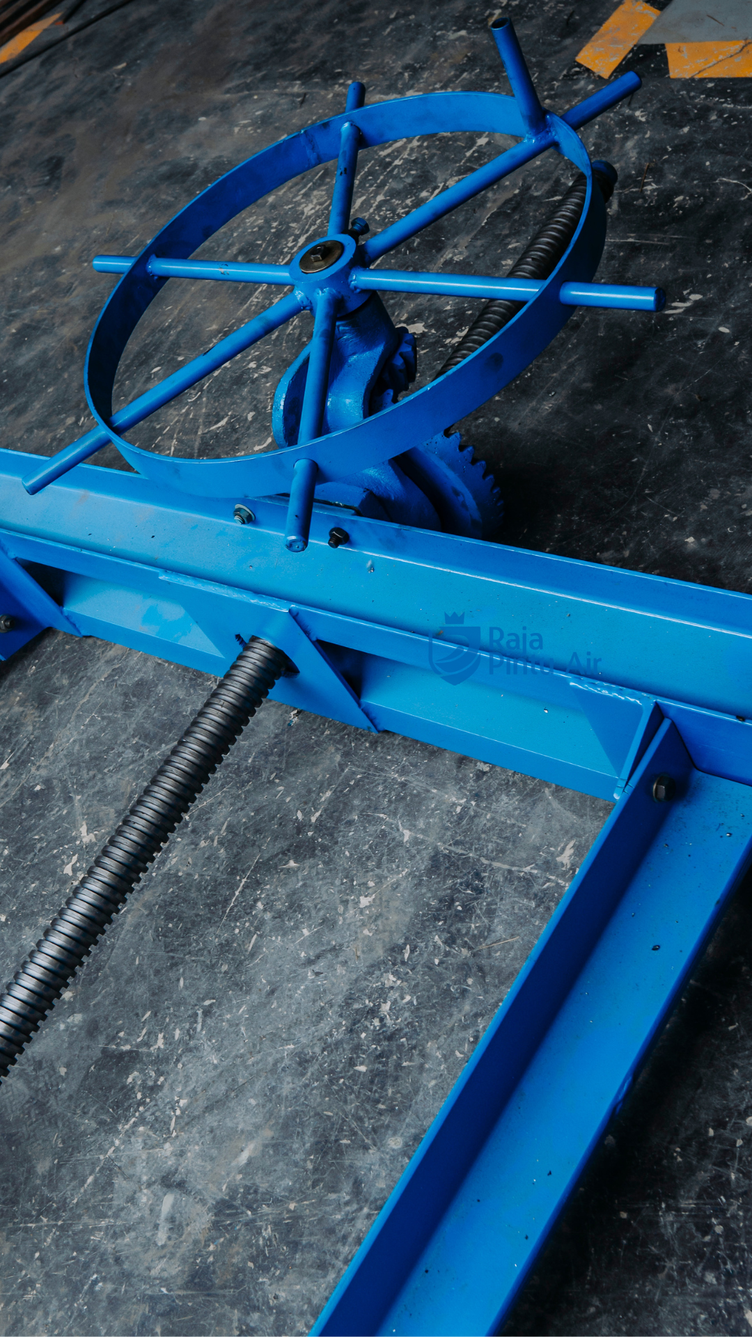 Saluran merupakan suatu sarana yang berguna untuk mengalirkan fluida dari suatu tempat ketempat yang lain.