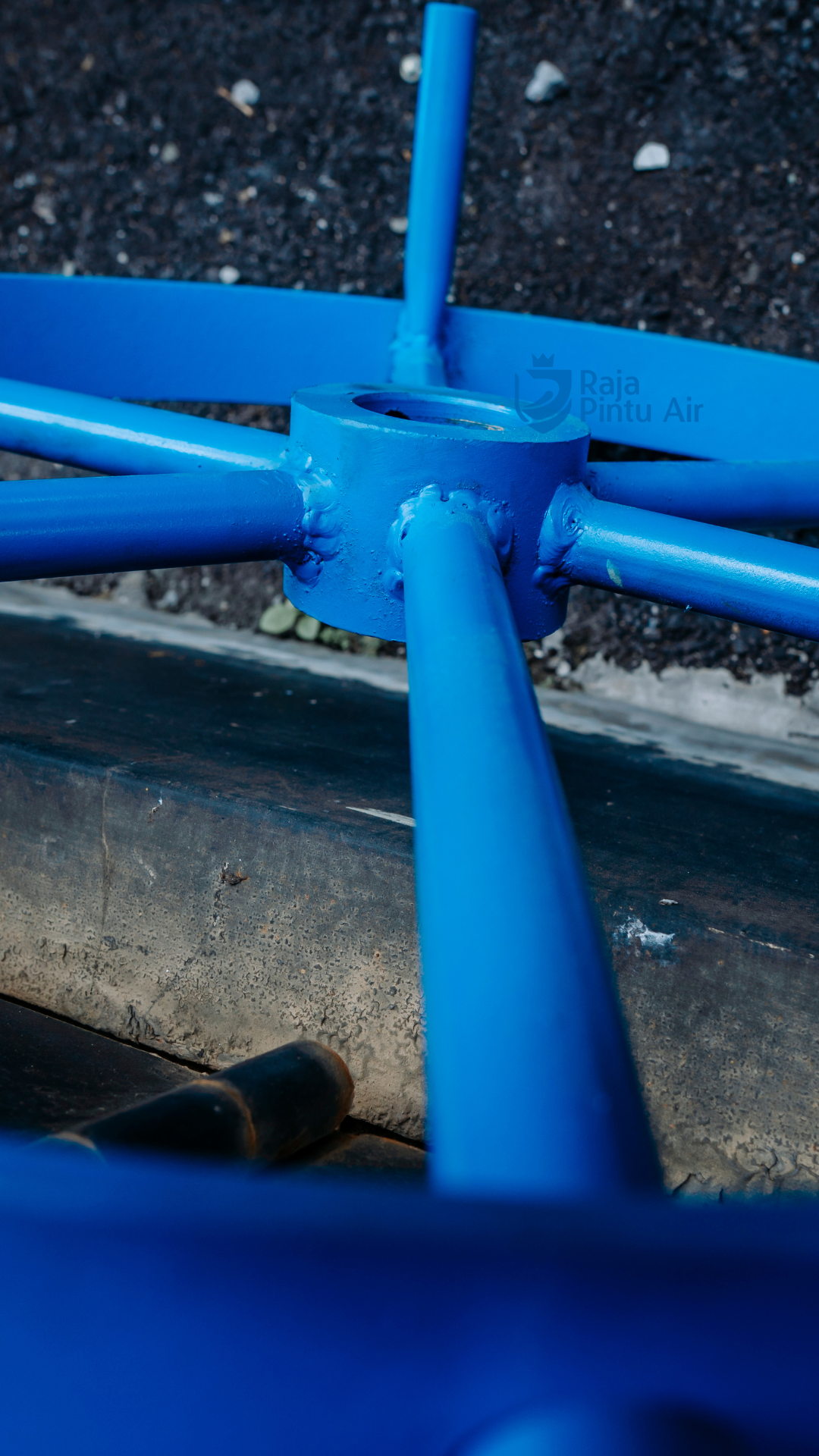 Keterlibatan petani dalam pengelolaan jaringan irigasi sangat penting untuk memastikan distribusi air yang adil dan tepat waktu.