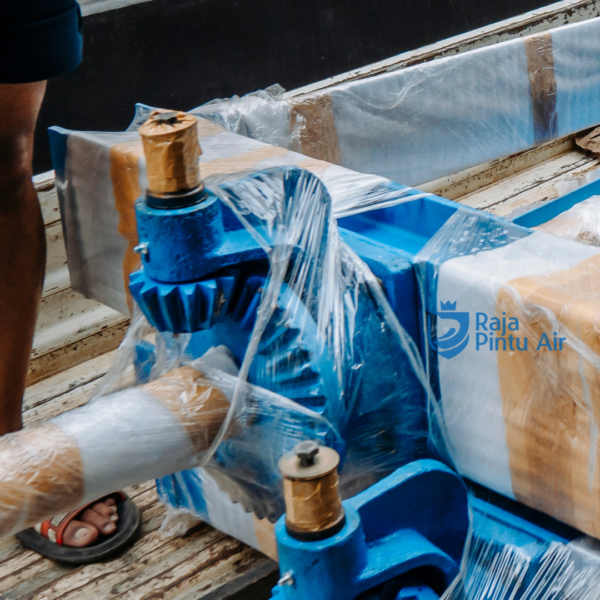 Gearbox memiliki fungsi sebagai pemindah tenaga dari tenaga penggerak (mesin diesel atau dinamo elektrik) ke mesin yang ingin digerakan. Gearbox memiliki fungsi sebagai pemindah tenaga dari tenaga penggerak (mesin diesel atau dinamo elektrik) ke mesin yang ingin digerakan.