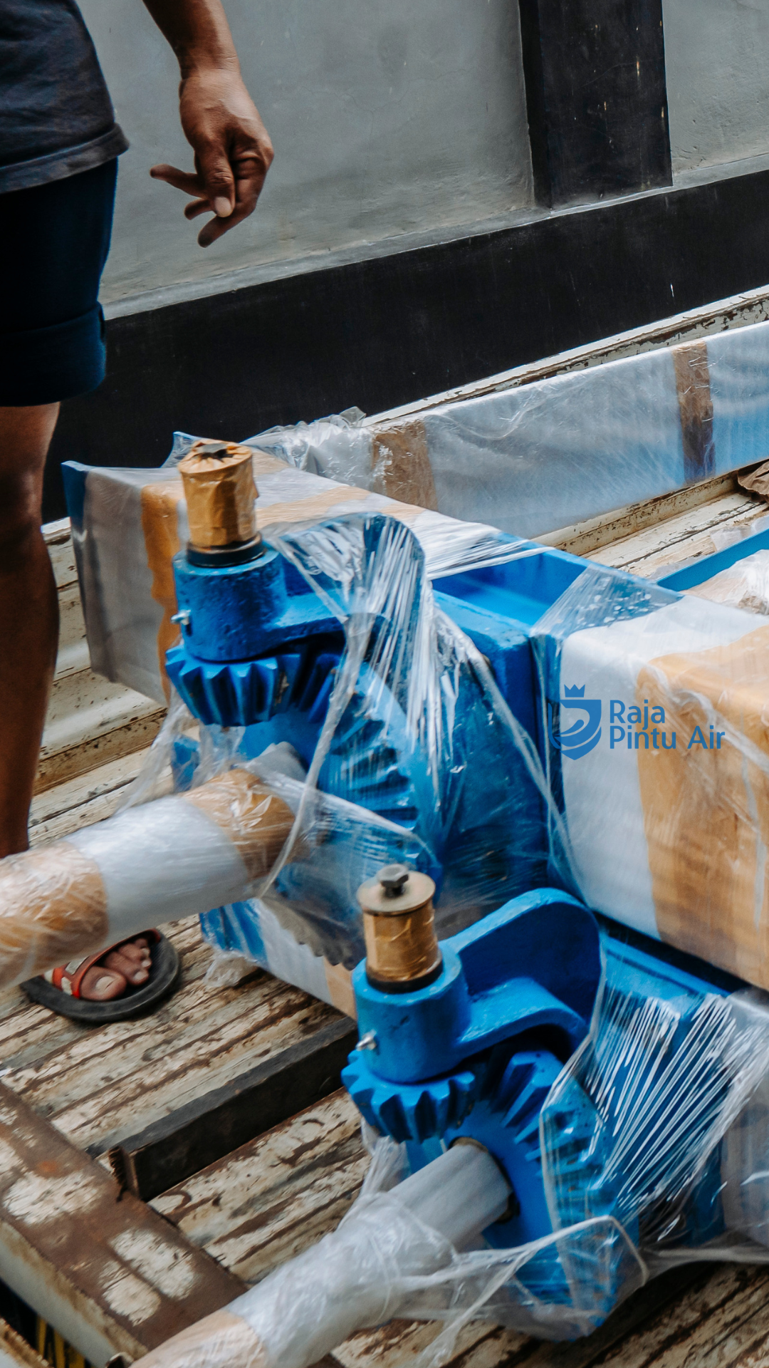 Gearbox memiliki fungsi sebagai pemindah tenaga dari tenaga penggerak (mesin diesel atau dinamo elektrik) ke mesin yang ingin digerakan.