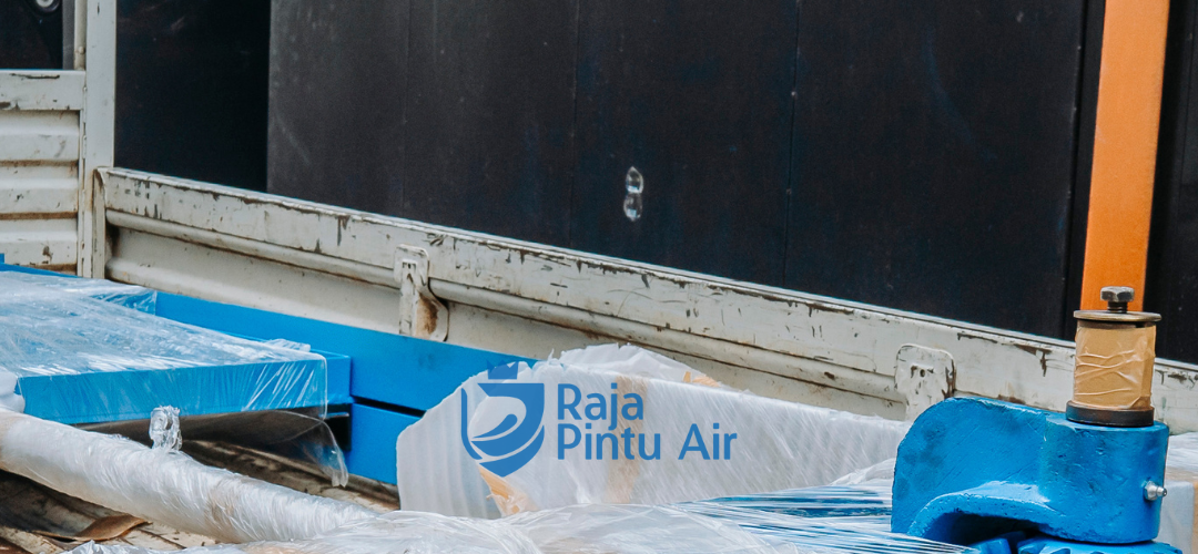 Pintu rol menuntut perawatan yang fokus pada kebersihan rel, pelumasan komponen, dan pengecekan motor (jika elektrik) 