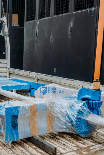 Pintu rol menuntut perawatan yang fokus pada kebersihan rel, pelumasan komponen, dan pengecekan motor (jika elektrik).