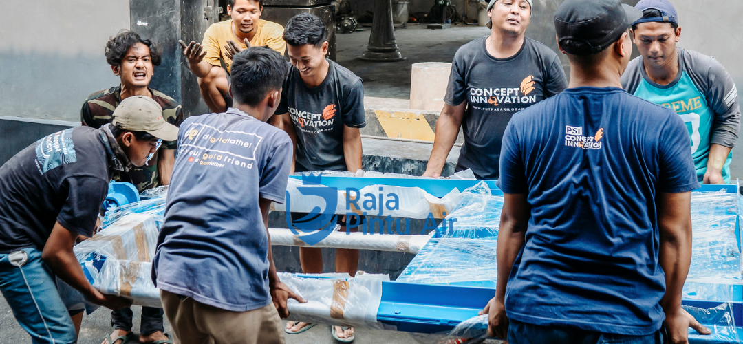 Dengan kebijakan dan prosedur yang sudah ditetapkan oleh pemerintah, petugas lapangan mengoperasikan pintu air secara langsung 