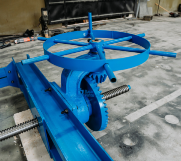 Dalam hal ini penggunaan mesin modern pada pintu air irigasi secara jelas mengurangi kebutuhan tenaga kerja manusia 