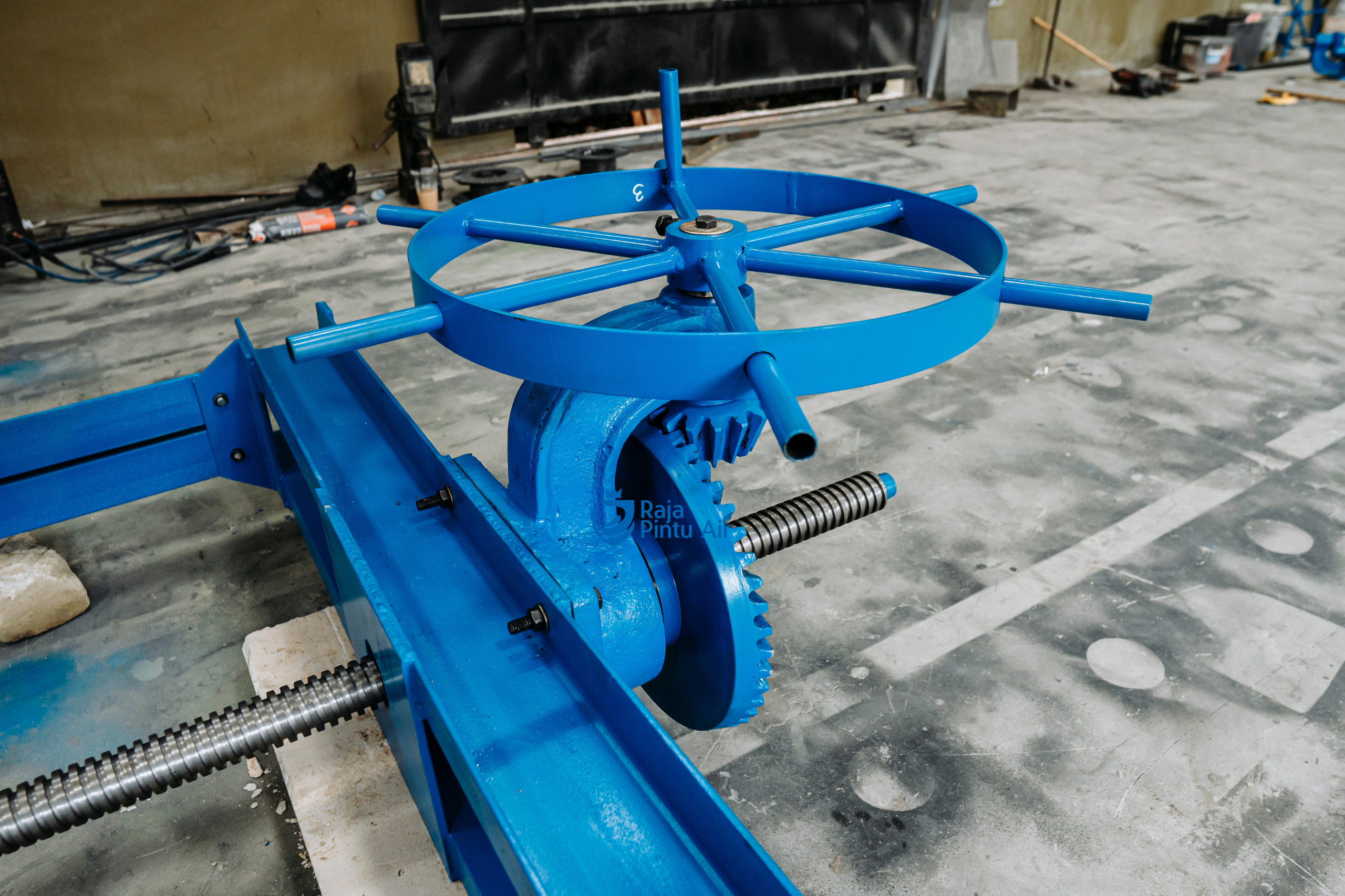 Dalam hal ini penggunaan mesin modern pada pintu air irigasi secara jelas mengurangi kebutuhan tenaga kerja manusia.