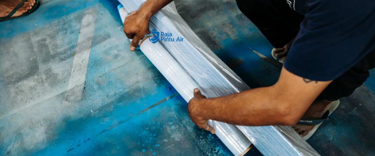 Pintu air berfungsi menahan dan mengatur debit air ekstrem saat banjir bandang untuk mencegah kerusakan luas di hilir.