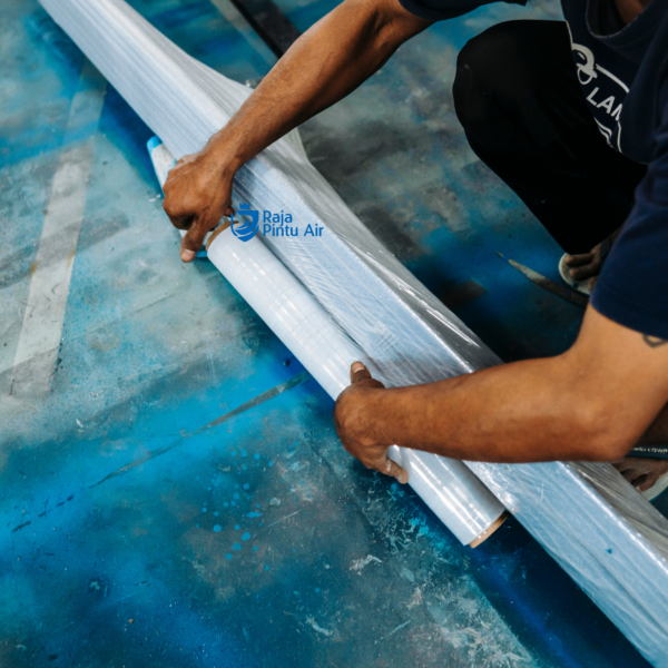 Pintu air berfungsi menahan dan mengatur debit air ekstrem saat banjir bandang untuk mencegah kerusakan luas di hilir.