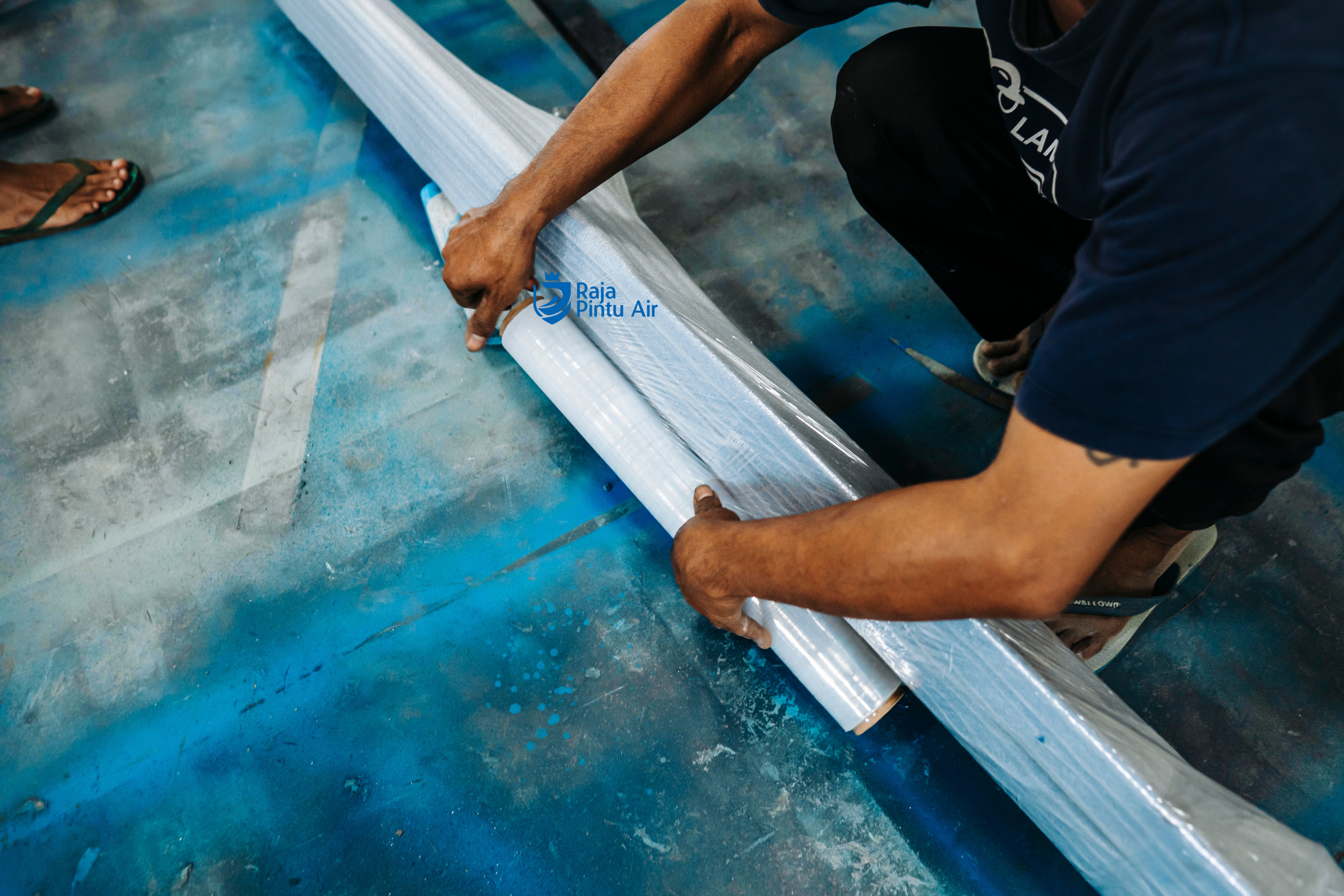 Pintu air berfungsi menahan dan mengatur debit air ekstrem saat banjir bandang untuk mencegah kerusakan luas di hilir.