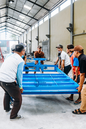 Pemberian Air irigasi di Bawah Permukaan Tanah (Subsurface Irrigation) melalui saluran atau pipa yang diletakkan di bawah permukaan tanah. Pemberian Air irigasi di Bawah Permukaan Tanah (Subsurface Irrigation) melalui saluran atau pipa yang diletakkan di bawah permukaan tanah.