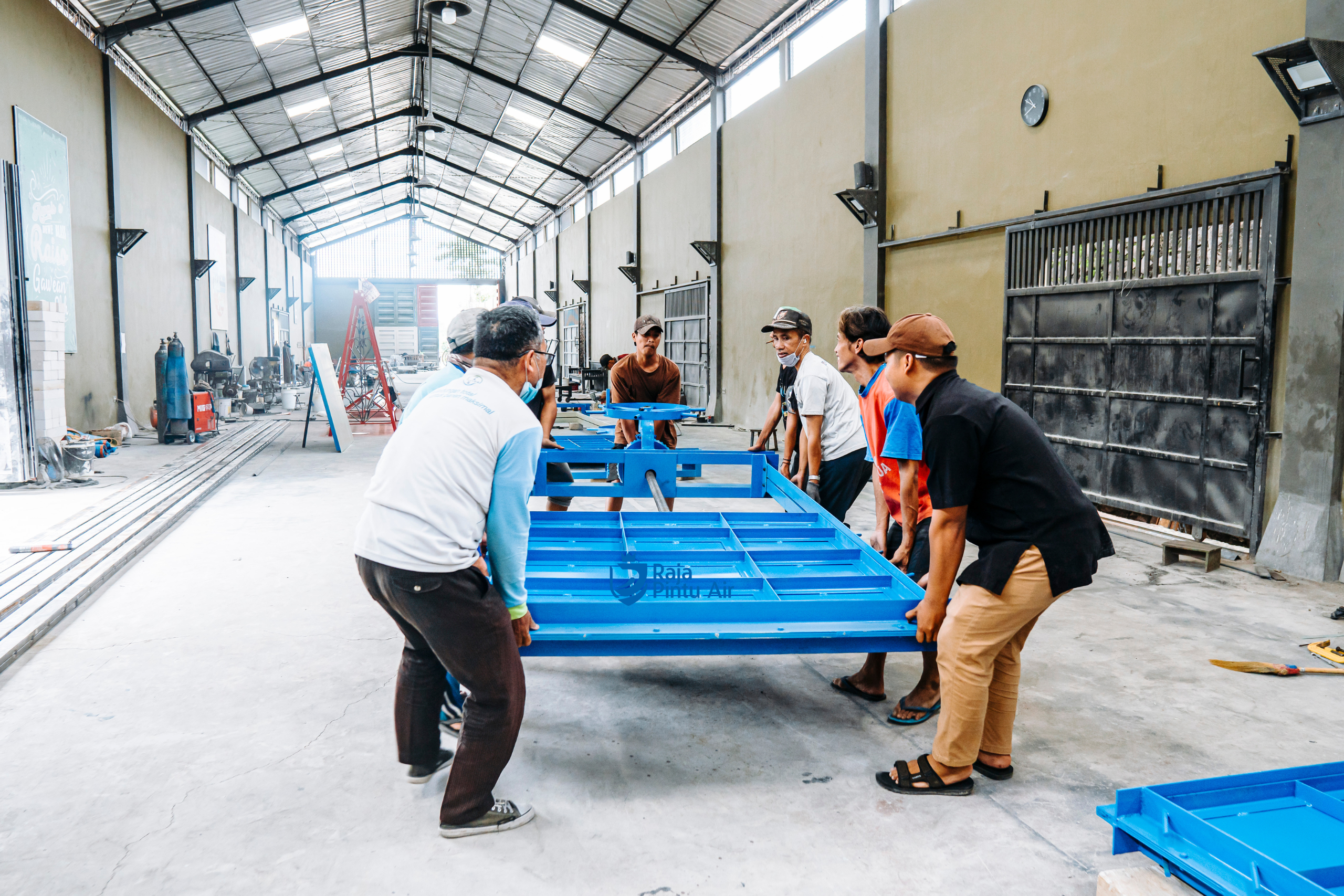 Pemberian Air irigasi di Bawah Permukaan Tanah (Subsurface Irrigation) melalui saluran atau pipa yang diletakkan di bawah permukaan tanah.