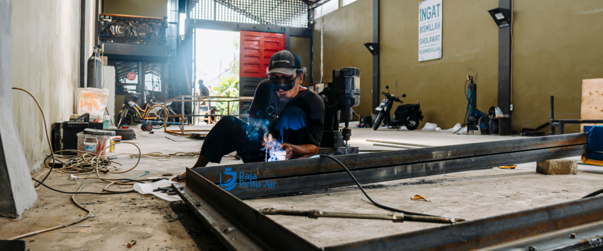 Di sektor pertanian, petani menghadapi kesulitan besar tanpa pintu air  Mereka tidak bisa mengatur aliran irigasi secara tepat 
