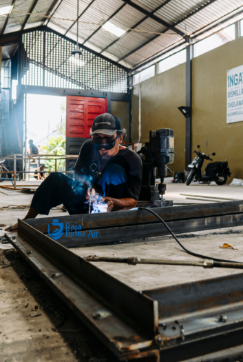 Di sektor pertanian, petani menghadapi kesulitan besar tanpa pintu air. Mereka tidak bisa mengatur aliran irigasi secara tepat. Di sektor pertanian, petani menghadapi kesulitan besar tanpa pintu air. Mereka tidak bisa mengatur aliran irigasi secara tepat.