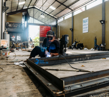 Di sektor pertanian, petani menghadapi kesulitan besar tanpa pintu air  Mereka tidak bisa mengatur aliran irigasi secara tepat 