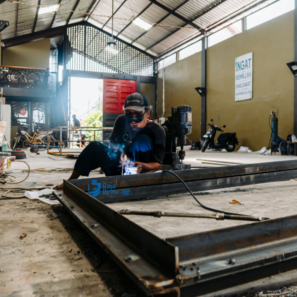 Di sektor pertanian, petani menghadapi kesulitan besar tanpa pintu air  Mereka tidak bisa mengatur aliran irigasi secara tepat 