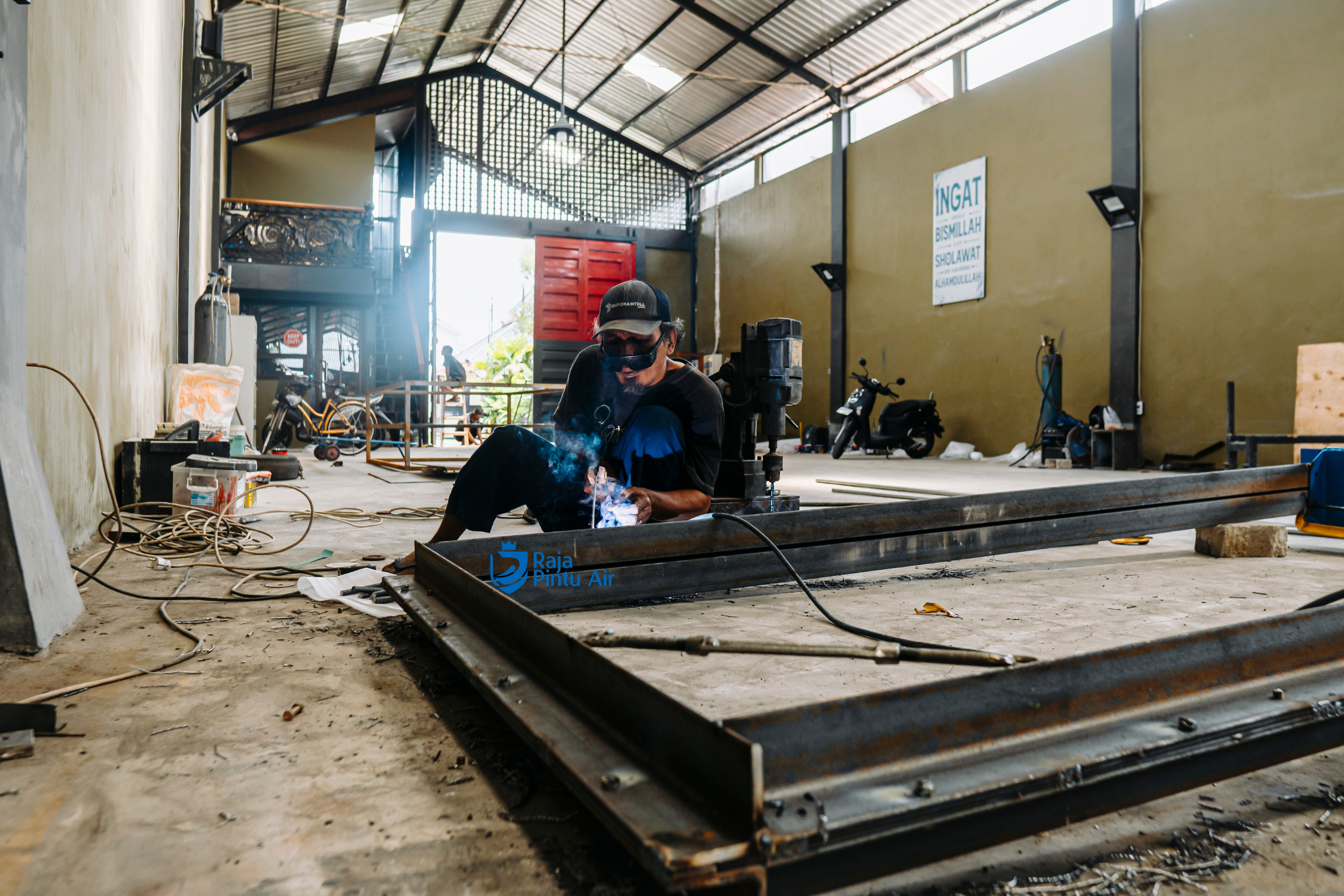 Di sektor pertanian, petani menghadapi kesulitan besar tanpa pintu air  Mereka tidak bisa mengatur aliran irigasi secara tepat 