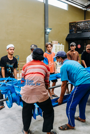 cara pasang daun pintu air dengan komponen mekanis yang lengkap pengunci pintu dapat dibuka-tutup dengan lancar. cara pasang daun pintu air dengan komponen mekanis yang lengkap pengunci pintu dapat dibuka-tutup dengan lancar.