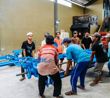 Cara pasang daun pintu air dengan komponen mekanis yang lengkap pengunci pintu dapat dibuka tutup dengan lancar 