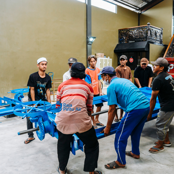 cara pasang daun pintu air dengan komponen mekanis yang lengkap pengunci pintu dapat dibuka-tutup dengan lancar. cara pasang daun pintu air dengan komponen mekanis yang lengkap pengunci pintu dapat dibuka-tutup dengan lancar.