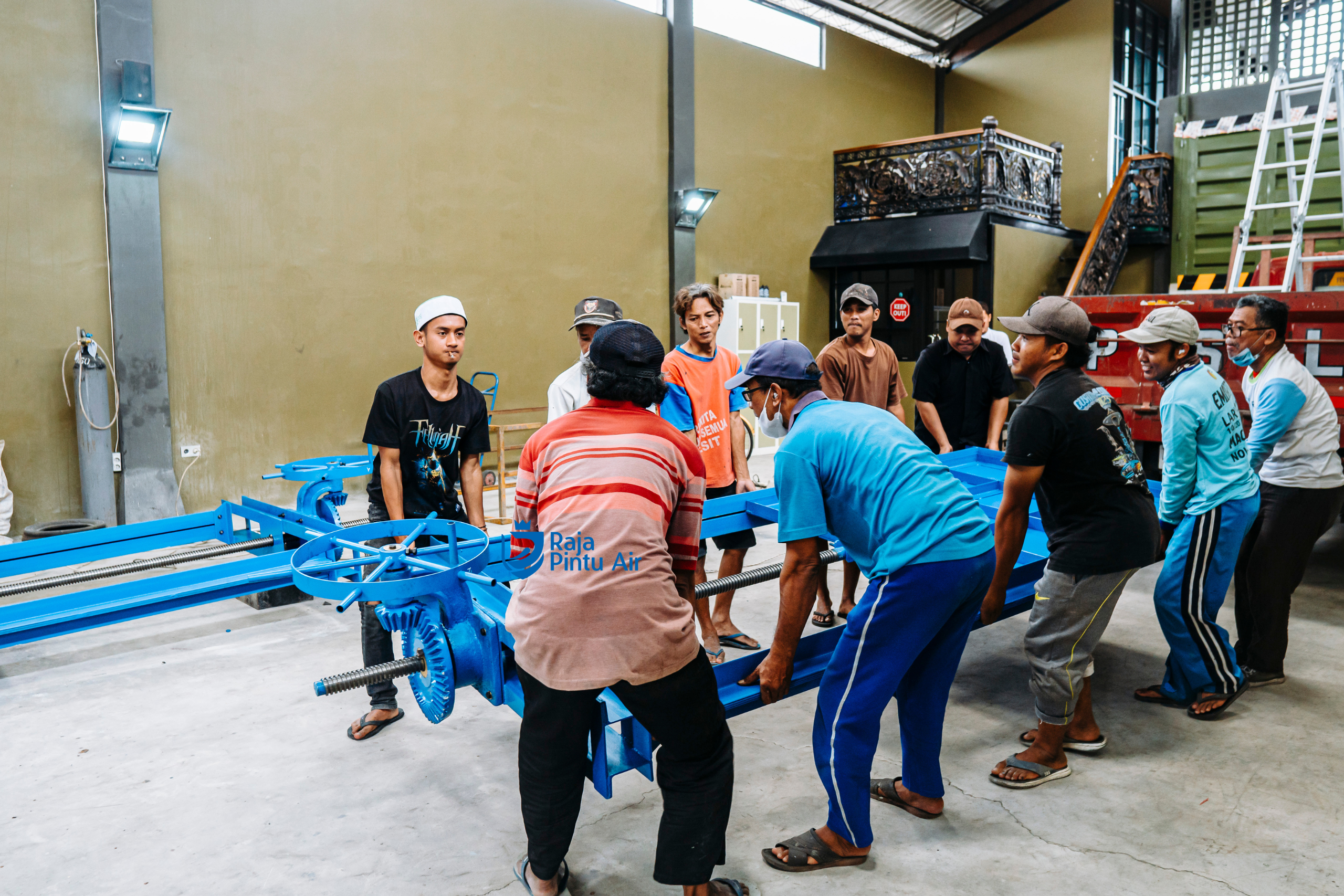 cara pasang daun pintu air dengan komponen mekanis yang lengkap pengunci pintu dapat dibuka-tutup dengan lancar.