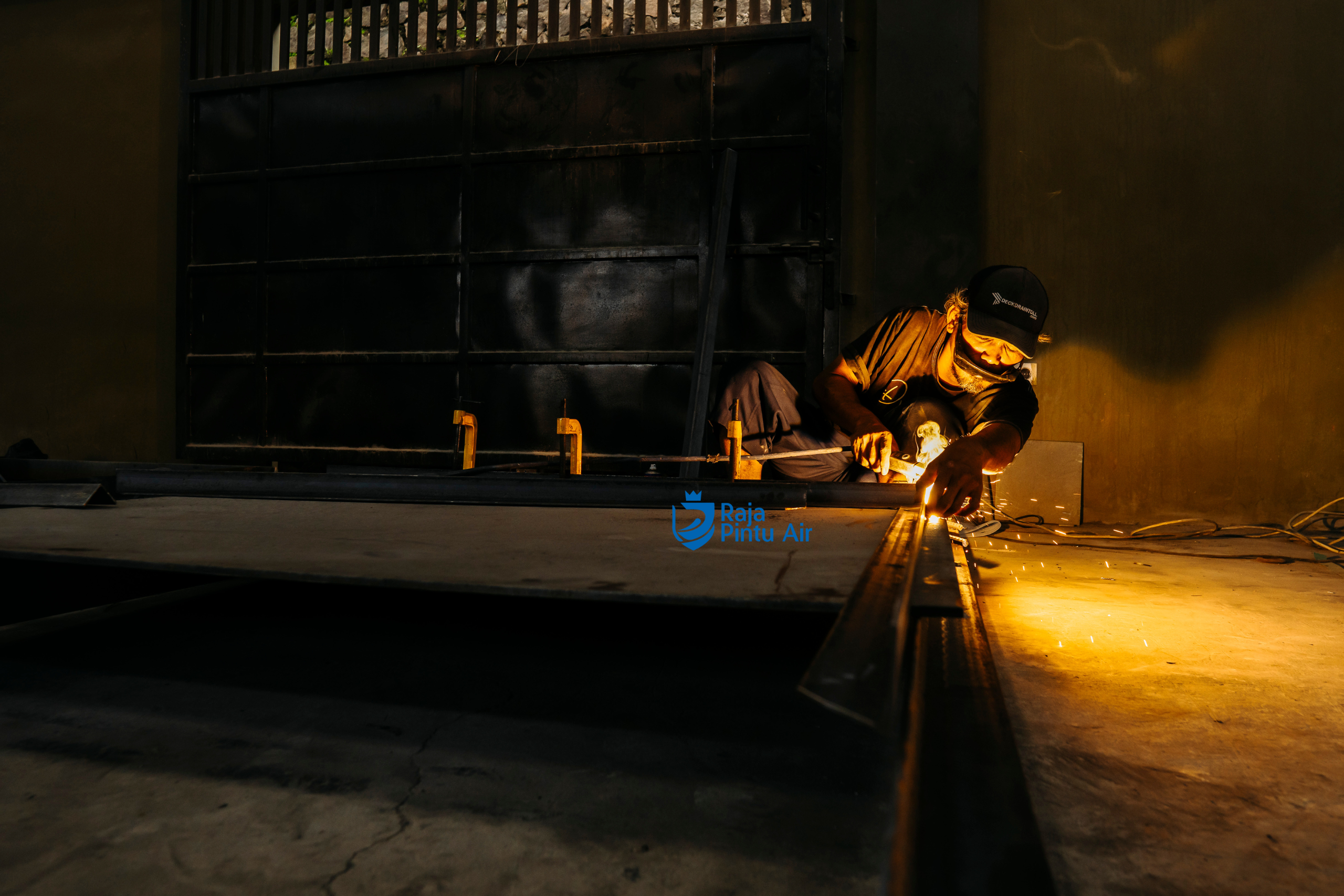 Produk Raja Pintu Air baik terhadap tekanan air yang tinggi, korosi akibat air dan cuaca, serta keausan mekanik.