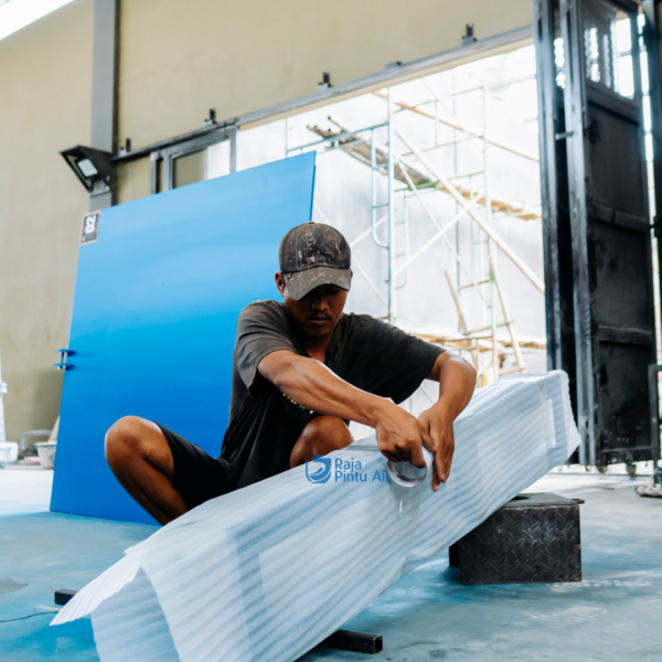 Perbandingan daun pintu air baja VS beton untuk irigasi Daun pintu air baja akan lebih unggul dalam kekuatan fleksibel dan bobot yang ringan untuk irigasi tersier.