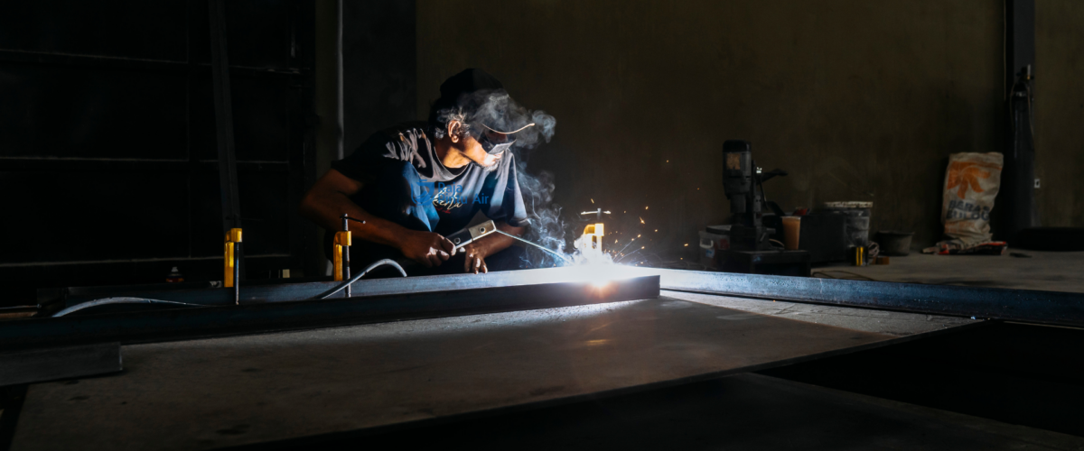 Welder menyusun kerangka menggunakan jig atau clamp agar posisi tetap presisi dengan mengunci untuk mengunci posisi sebelum pengelasan penuh 