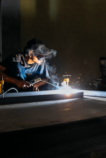 Welder menyusun kerangka menggunakan jig atau clamp agar posisi tetap presisi dengan mengunci untuk mengunci posisi sebelum pengelasan penuh.