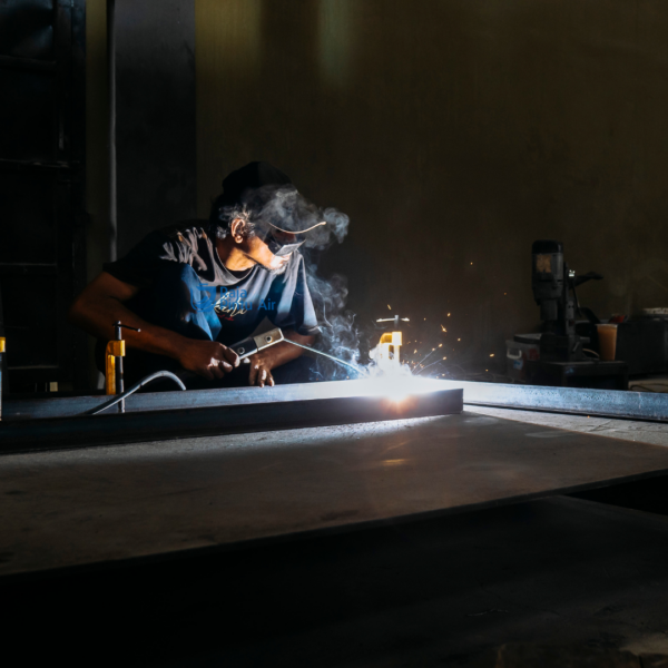 Welder menyusun kerangka menggunakan jig atau clamp agar posisi tetap presisi dengan mengunci untuk mengunci posisi sebelum pengelasan penuh. Welder menyusun kerangka menggunakan jig atau clamp agar posisi tetap presisi dengan mengunci untuk mengunci posisi sebelum pengelasan penuh
