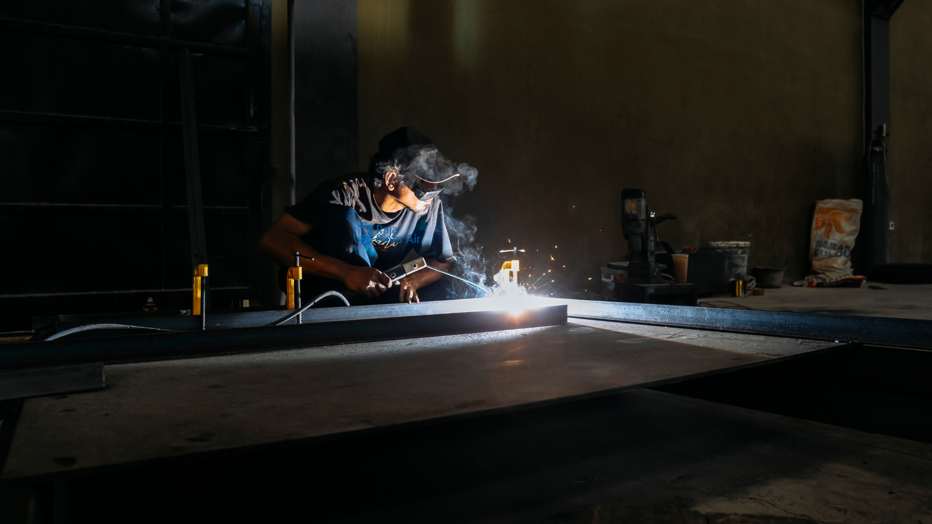 Welder menyusun kerangka menggunakan jig atau clamp agar posisi tetap presisi dengan mengunci untuk mengunci posisi sebelum pengelasan penuh