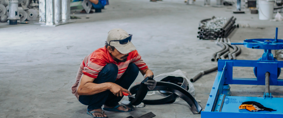 Komponen karet ini berfungsi sebagai perapat kedap air di sisi kiri-kanan dan bawah daun pintu air irigasi.