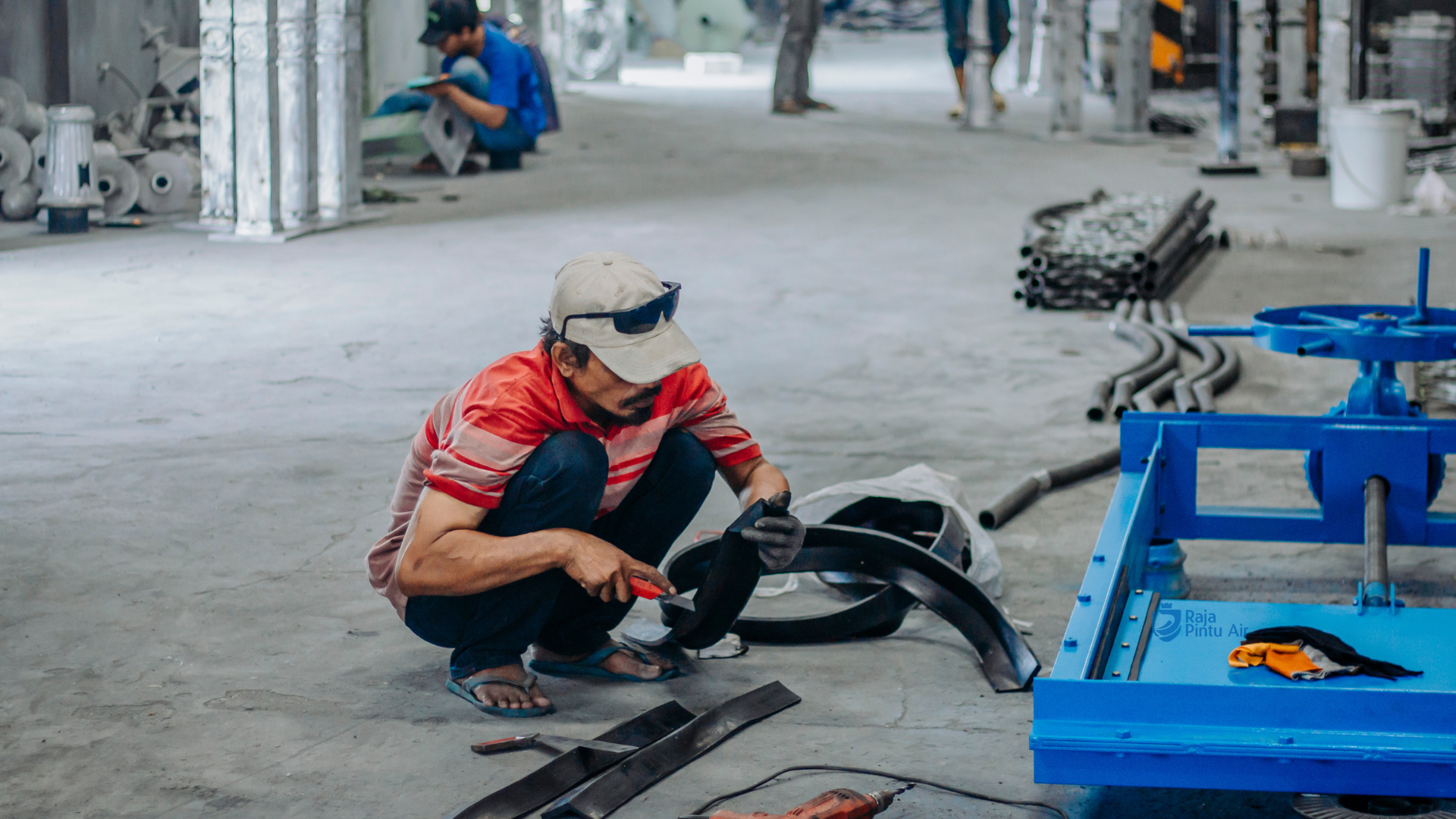 Komponen karet ini berfungsi sebagai perapat kedap air di sisi kiri-kanan dan bawah daun pintu air irigasi.