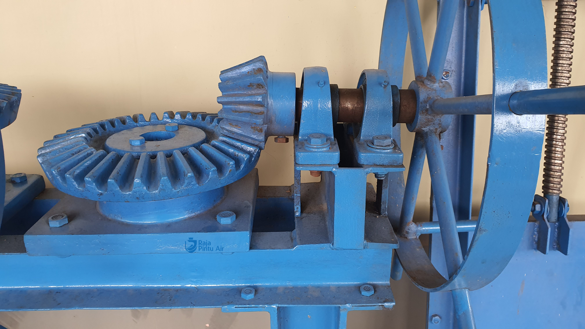 Overheating pada gearbox biasanya terjadi karena pelumasan tidak optimal, beban berlebih maka pendingin tidak bekerja dengan baik 