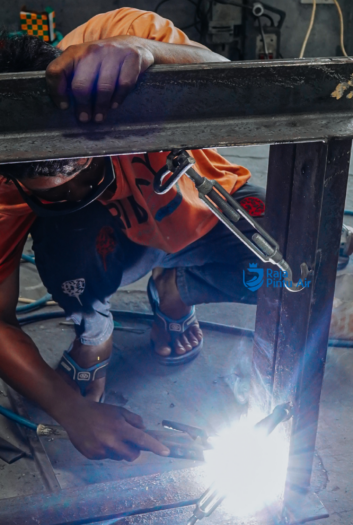 Salah satu fungsi dari Pintu air custom membantu mengendalikan aliran air saat curah hujan tinggi dan mengurangi risiko banjir. Salah satu fungsi dari Pintu air custom membantu mengendalikan aliran air saat curah hujan tinggi dan mengurangi risiko banjir.