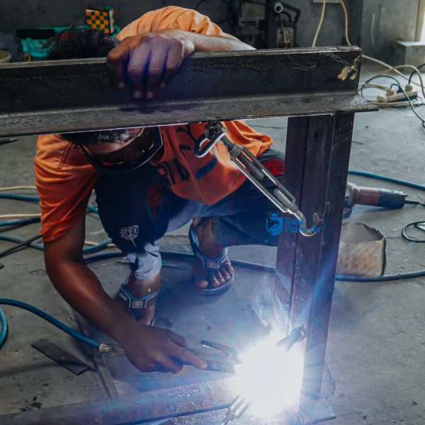 Salah satu fungsi dari Pintu air custom membantu mengendalikan aliran air saat curah hujan tinggi dan mengurangi risiko banjir 