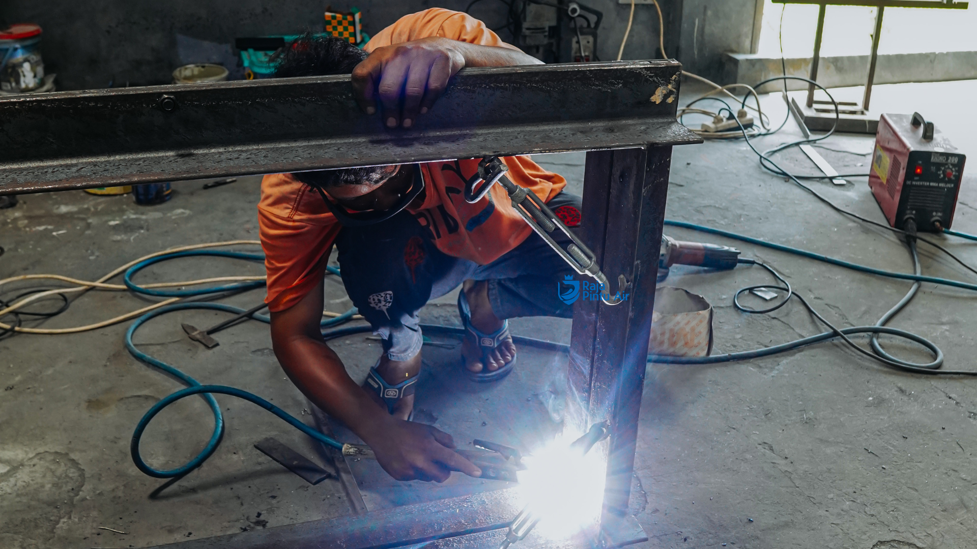 Salah satu fungsi dari Pintu air custom membantu mengendalikan aliran air saat curah hujan tinggi dan mengurangi risiko banjir 