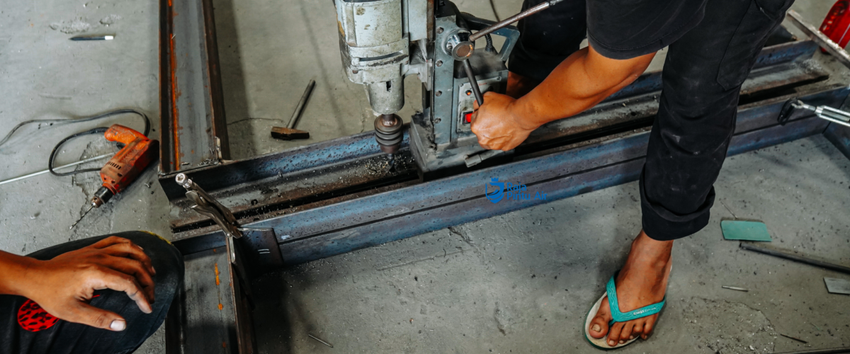 Pengeboran (drilling) adalah proses membuat lubang pada material dengan menggunakan mesin bor dan mata bor yang berputar 