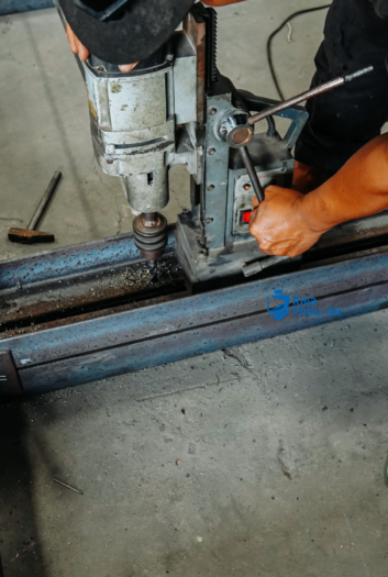 Pengeboran (drilling) adalah proses membuat lubang pada material dengan menggunakan mesin bor dan mata bor yang berputar.