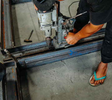 Pengeboran (drilling) adalah proses membuat lubang pada material dengan menggunakan mesin bor dan mata bor yang berputar 