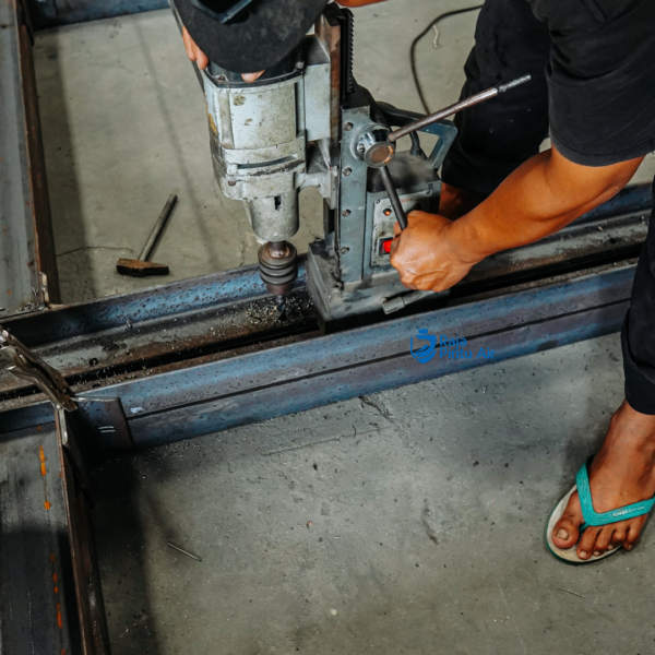 Pengeboran (drilling) adalah proses membuat lubang pada material dengan menggunakan mesin bor dan mata bor yang berputar 