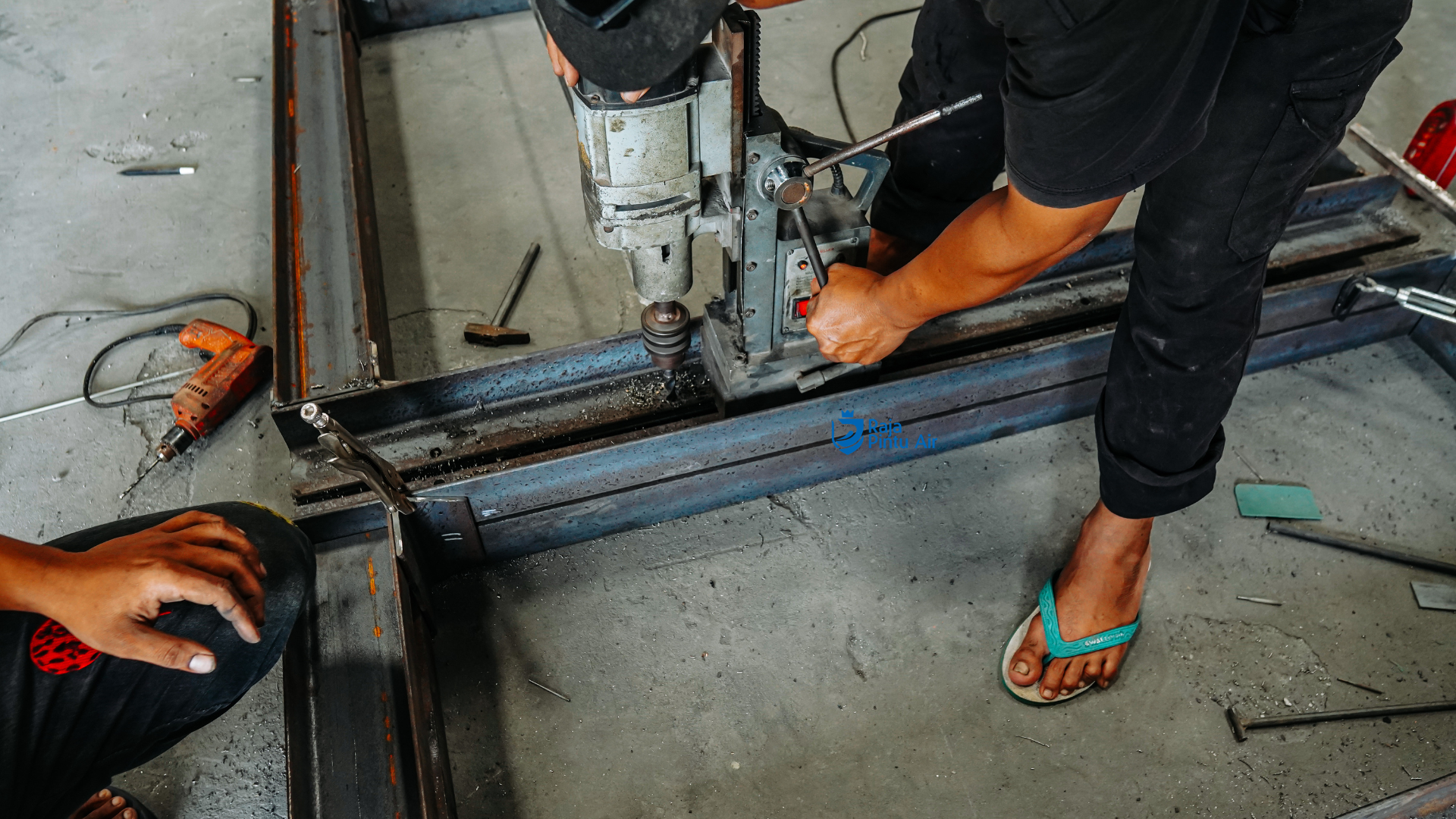 Pengeboran (drilling) adalah proses membuat lubang pada material dengan menggunakan mesin bor dan mata bor yang berputar 