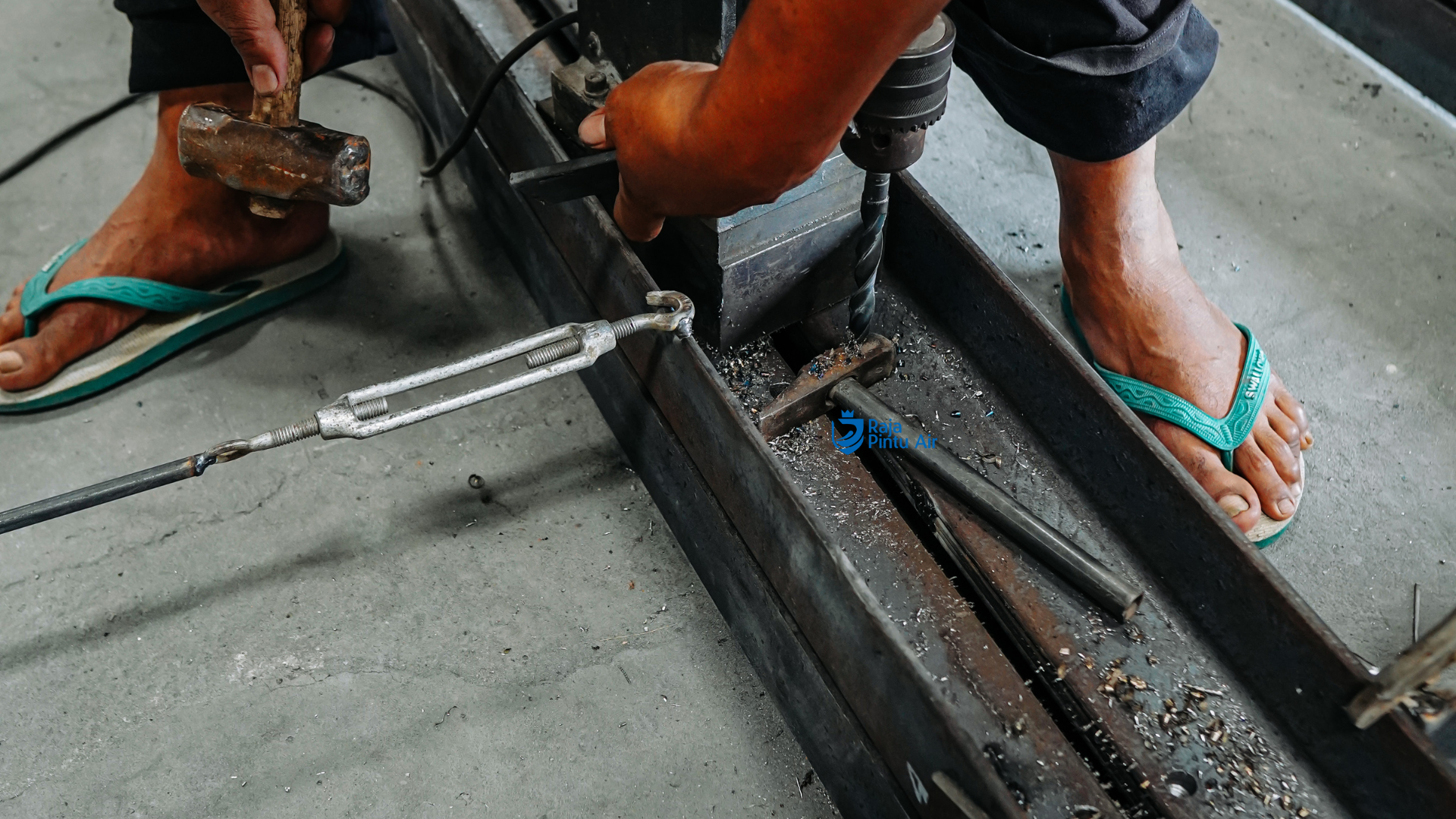 Frame memberikan kekuatan tambahan pada sistem pintu air sehingga lebih tahan terhadap beban dan penggunaan jangka panjang 