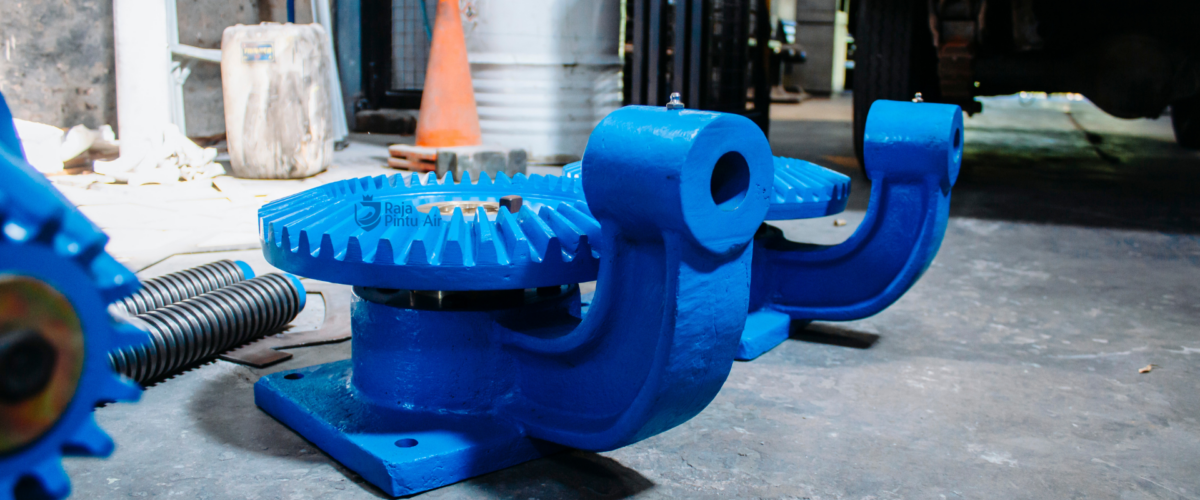 Salah satu tugas pintu air mengatur debit air secara langsung pada saluran irigasi, drainase, dan bendungan 