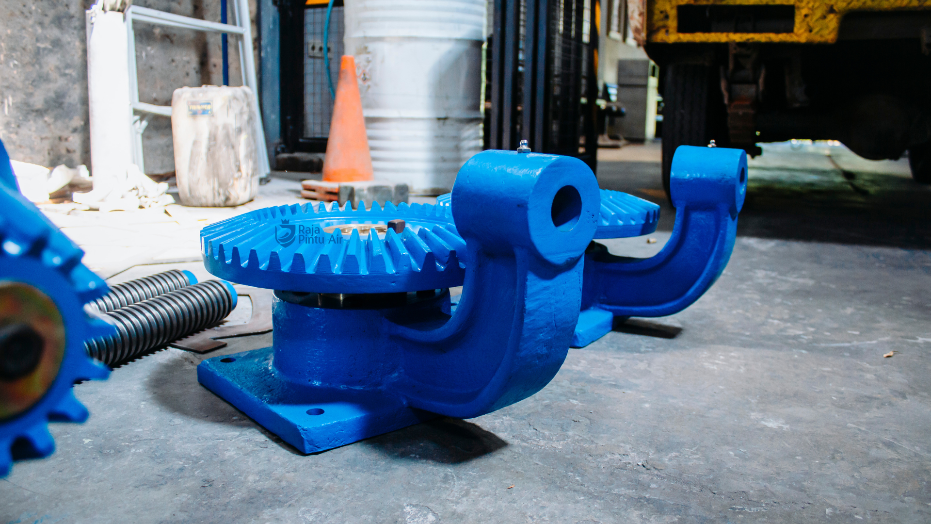 Salah satu tugas pintu air mengatur debit air secara langsung pada saluran irigasi, drainase, dan bendungan 