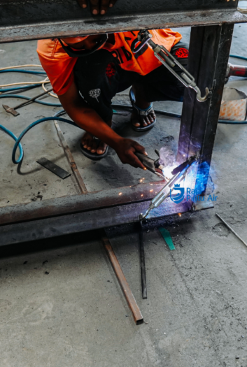 Pintu air menjadi bagian utama dalam sistem irigasi modern karena mampu mengendalikan aliran air secara efektif. Pintu air menjadi bagian utama dalam sistem irigasi modern karena mampu mengendalikan aliran air secara efektif.